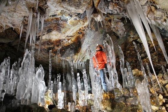 到神秘的洞窟探訪大瀧冰筍