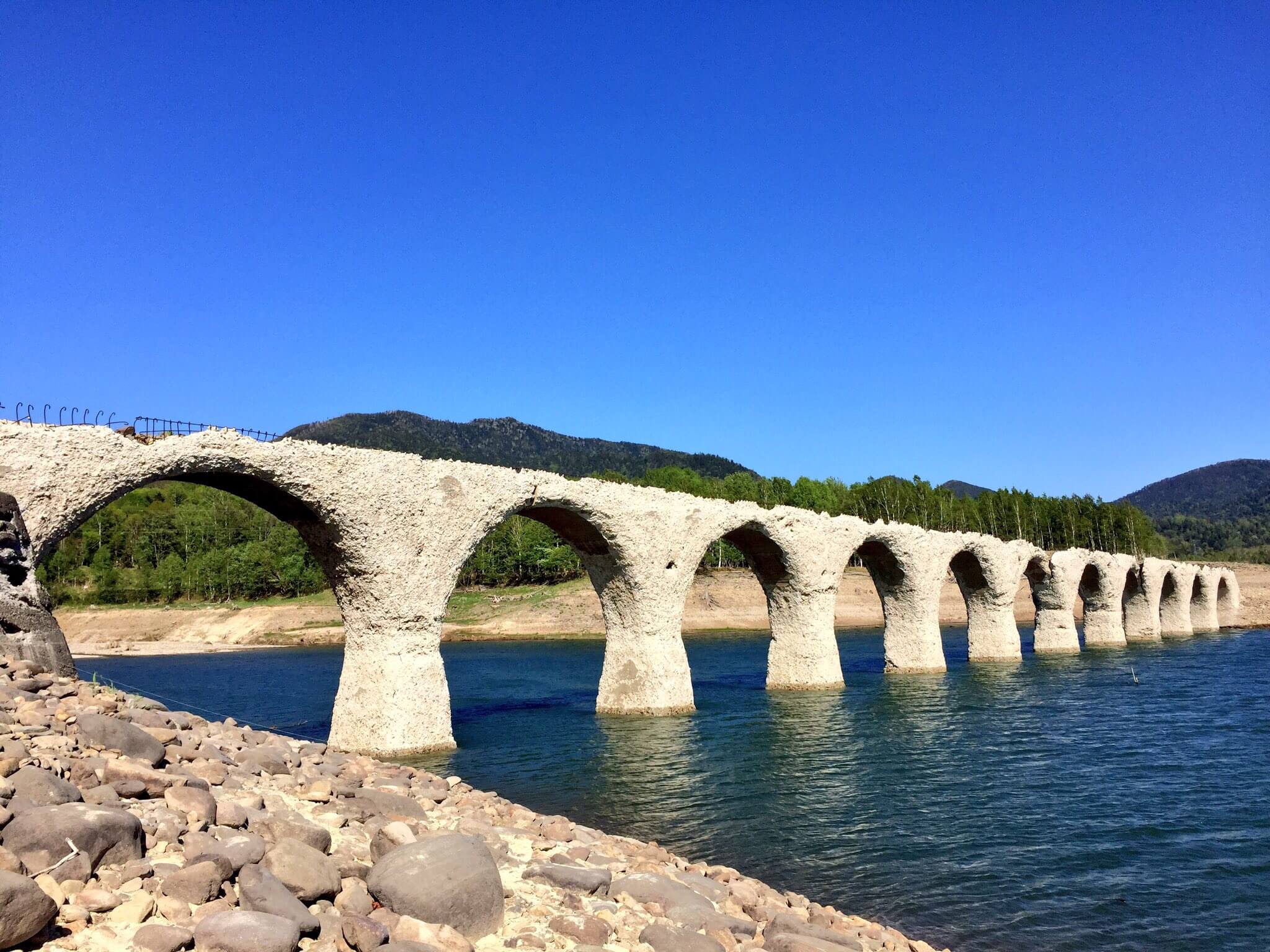 如畫般美麗的舊國鐵橋樑「TAUSYUBETSU橋」 | 北海道官方旅遊網站 