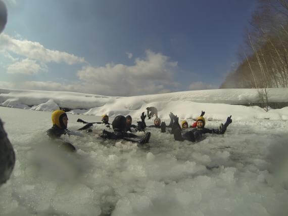 欣賞日本第一透明度的神祕湖泊 支笏湖冰上漫步體驗！