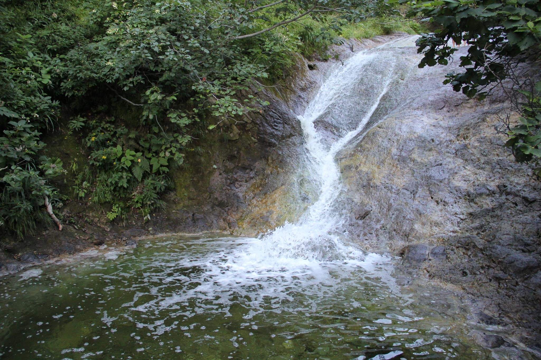 探訪神秘的天然溫泉：神之水溫泉瀑布