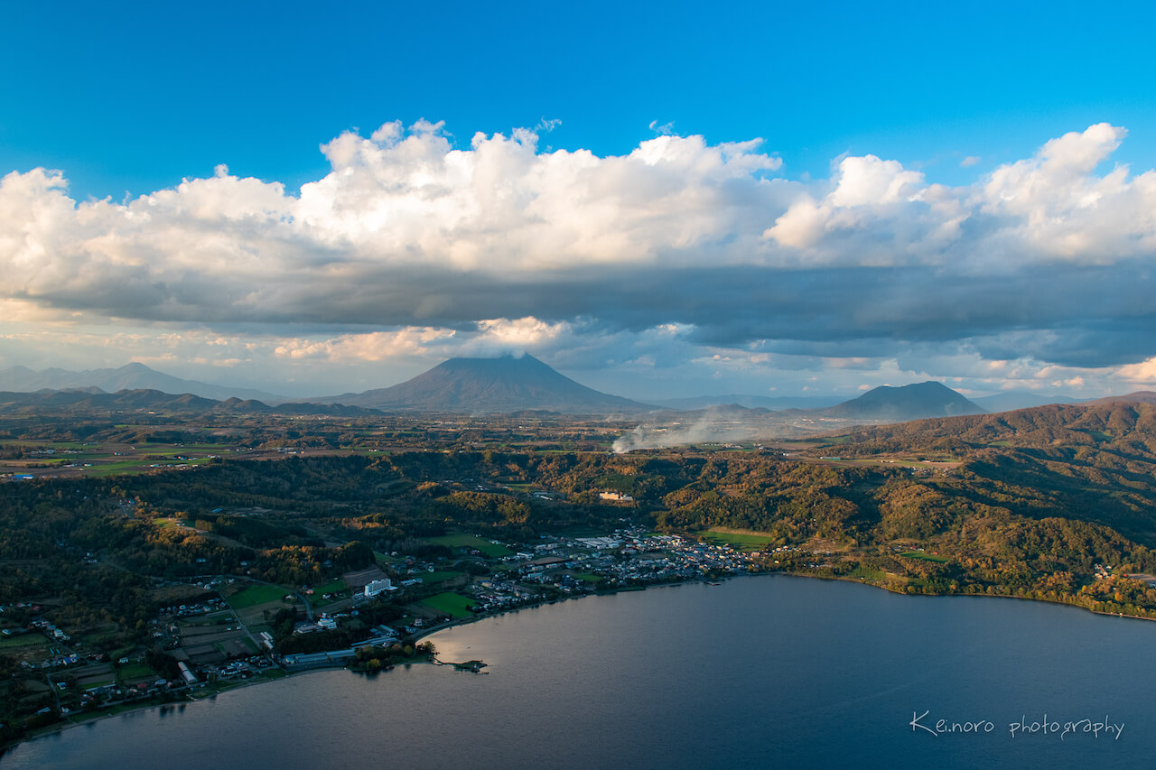 洞爺湖附近的火山大約每隔數十年噴發一次，野呂先生表示，選擇生活在此，最大的理由就是「來自火山的祝福」。在洞爺湖一帶，可以親身感受和火山和諧共處的豐富生活。©Noro Keiichi