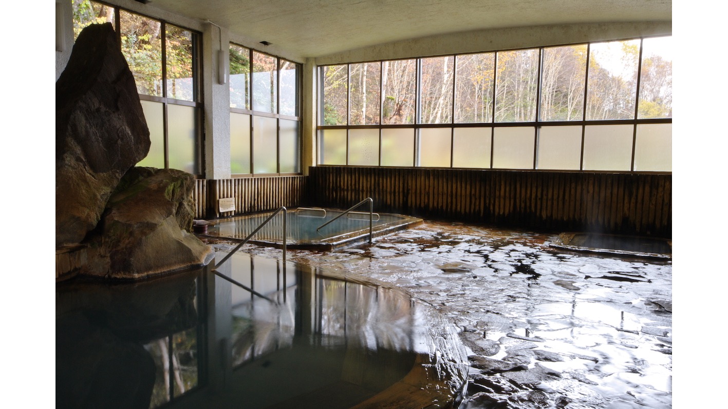 在「湯元 湯駒荘」的浴池內，每分鐘會注入多達約300公升的溫泉。