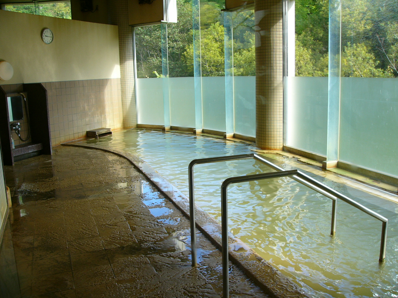 含有油份的溫泉十分溫和，位於豐富溫泉的當天來回入浴設施。