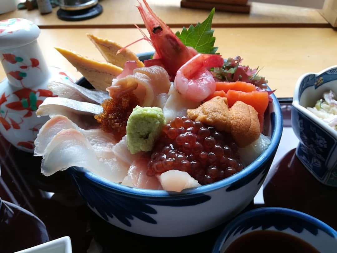 在松山餐廳品嚐當地美味特產的鮮魚大餐