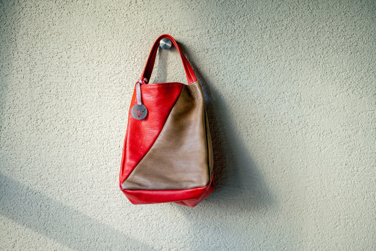 高瀬季里子最熱賣的產品是手提包系列，特色在於包款十分耐用，而且設計高雅，主要採紅藍配色，此外也運用了大量的棕色調。